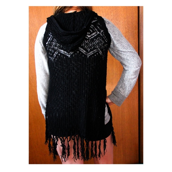 Black Crotchet sleeveless shrug - Picture 2 of 3